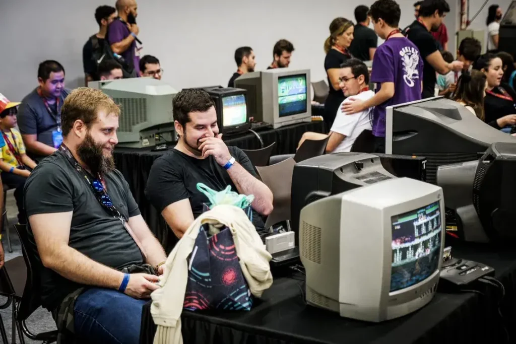 Amigos jogando em consoles clássicos e TVs de tubo